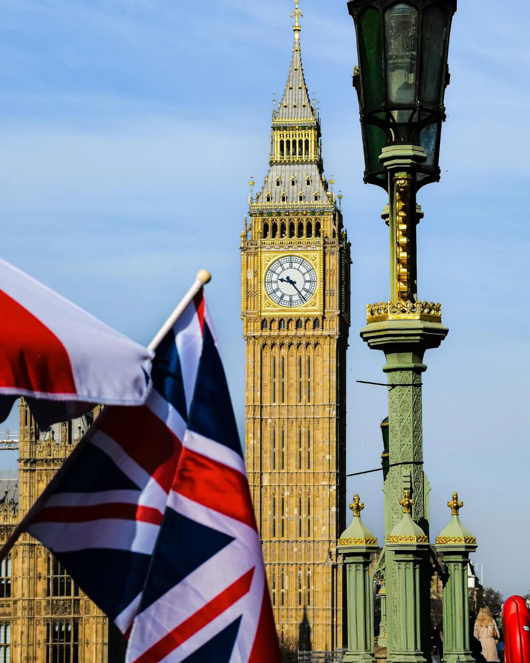 Big Ben behind a Union flag